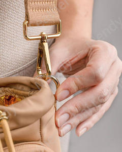 حقيبة حاملة لزجاجات المياه عالية الجودة مخصصة حقيبة نايلون متقاطعة مع الجسم حقيبة زجاجة ماء خفيفة الوزن مع حزام كتف للخارج - Product Image 5