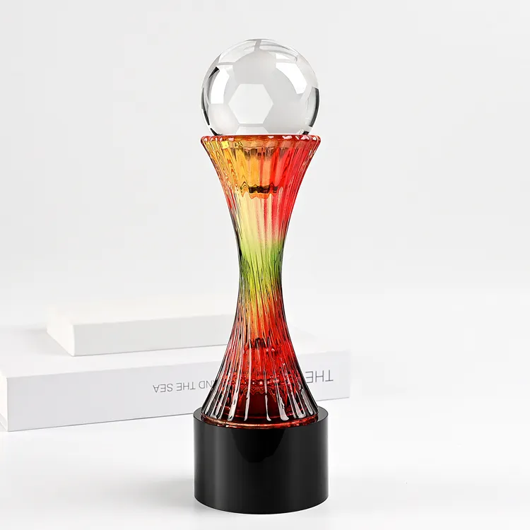 Ücretsiz logo gravür toplantı hediyeler ile futbol kristal hatıra ödülü ile ucuz özelleştirilmiş renkli şişe