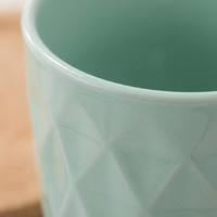 Production en série de tasses en céramique assurant un approvisionnement suffisant