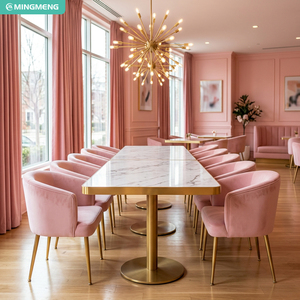 Ensemble table et chaises de salle à manger de luxe, chaises en velours rose, pieds en métal doré, plateau en marbre, bordure dorée, pour restaurant commercial. - Product Image 1