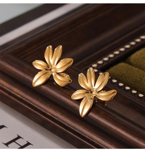 Bijoux personnalisés, boucles d'oreilles délicates, boucles d'oreilles en acier inoxydable tendance, boucles d'oreilles en forme de fleur dorée, bijoux pour femmes - Product Image 4