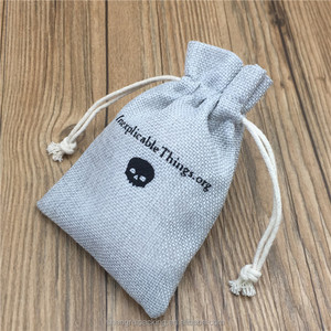 Geri dönüşümlü özel baskılı Logo ışığı gri jüt takı kılıfı küçük kenevir keten jüt takı çantası tarak çuval İpli çuval - Product Image 6