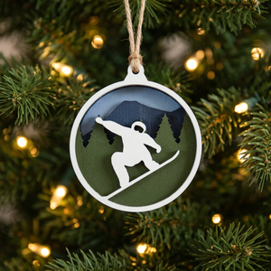 Adorno Navideño Colgante de Madera Hecho a Mano con Diseño de Teleférico de Esquí y Snowboard - Product Image 4