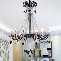 Escalier de style européen, long lustre sombre, salon vintage, luminaires de plafond KTV à la lumière des bougies