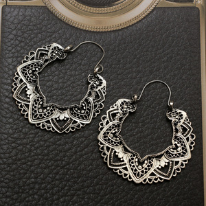 Orecchini Vintage a Cuore Traforato per Donne, Gioielli Eleganti e alla Moda - Product Image 1