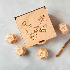 Plateau à dés en bois pour soirée romantique avec dés polyédriques à 6 faces, cadeau Saint-Valentin/anniversaire pour lui, 20 mm, idées et suggestions - Product Image 1