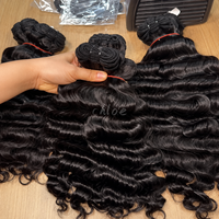 Vente en gros de cheveux bruts vietnamiens non traités, vendeurs de cheveux ondulés naturels, cheveux humains bruts alignés sur les cuticules indienne