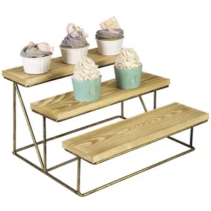 三层纸杯蛋糕架、台面甜点和开胃菜立管展示架，采用棕色木材和黄铜金属和层叠设计