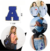 Patchs en chenille bleue de 8 cm personnalisables et testés par Reach avec lettres en forme de cœur brodées en 3D à coudre sur les vêtements