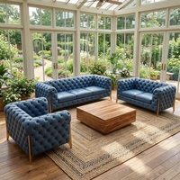 Elegantes Blaues Leder-Sofa-Set mit Goldfarbenen Metallbeinen Luxuriöse Chesterfield-Stil Couch für Große Fenster