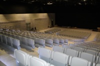 Fauteuils de théâtre rembourrés en mousse écologique, confortables et durables, de la marque CETA, fabriqués en Italie, certifiés sécurité incendie, avec siège relevable.