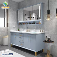 Ensemble de meubles de salle de bain modernes en bois massif OEM avec double vasque, robinet, miroir LED étanche et égouttoir en cuivre pour chambre et entrepôt