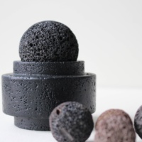 Diffuseur d'huiles essentielles moderne avec logo gravé personnalisé, base en béton et pierres de lave volcanique en forme de boule