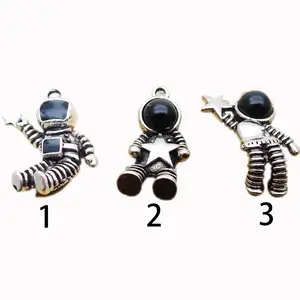 100pcs/pack Cute Astronaut Enamel Charms Findings Fun DIY Pick Up Star For Earring Necklace Bracelet Jewelry Finding