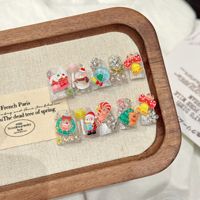 TSZS Nouvelle Arrivée Faux Ongles Courts Faits Main de Noël, Motifs 3D Bonhomme de Neige et Arbre, Ongles Acryliques Mignons de Dessin Animé, Vente en Gros pour Salons de Manucure