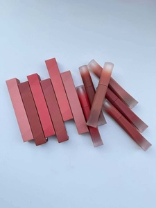 La fábrica ofrece una nueva línea de brillos labiales. Son altamente hidratantes, no se corren y tienen una excelente saturación de color. - Product Image 3