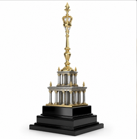 Trophée en métal plaqué or Crest avec impression UV, ailes dorées flanquant une épée et une couronne, récompense sportive personnalisée