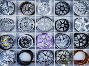 Rueda Forjada Monobloque Multirradio con Acabado Mate Plateado y Tapa Central Plateada Pulida para Ford Mustang <span class=keywords><strong>GT</strong></span> - Product Image 4