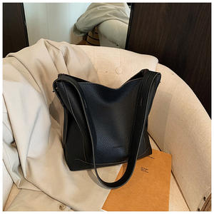 กระเป๋าทรงถังขนาดใหญ่สำหรับผู้หญิงกระเป๋าหรูหราหนังนิ่มดีไซน์เนอร์กระเป๋าสะพายไหล่ผู้หญิงขายดีที่สุด - Product Image 1