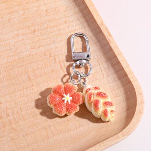 Mini porte-clés en résine imitation pain, double breloque alimentaire, pendentif baguette, donut, pâtisserie, marron, mignon, thème boulangerie - Product Image 6