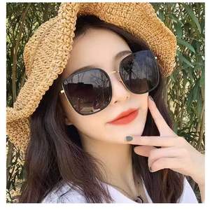 Lunettes de soleil tendance pour femmes Yiwu, monture intégrale, verres PC, protection UV 100%, style noir et blanc, sports de plein air, cyclisme - Product Image 4