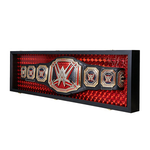 ตู้โชว์เข็มขัดแชมป์แบบประตูอะคริลิคบานพับได้ สีดำ ติดผนังไม้ สำหรับเข็มขัดมวยปล้ำรุ่นเฮฟวี่เวทระดับโลก - Product Image 5