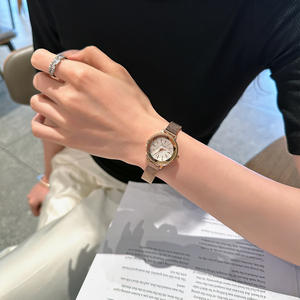 Nuevo reloj de oro pequeño de lujo ligero con temperamento Simple Minority Net Chain Reloj de cuarzo de tendencia de estudiante para mujer - Product Image 4