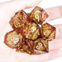 LuxeRoll – Ensemble de dés en résine à noyau liquide doré, bords tranchants, 7 pièces, dés polyédriques DND, dés à paillettes dorées et sable mouvant pour jeux de rôle sur table