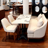 Ensemble de mobilier de restaurant, café et hôtel : canapé, table et chaises en velours blanc, avec banquette minimaliste carrée en pierre.