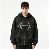 Veste à capuche zippée noire délavée effet vieilli avec détails géométriques étoiles en strass, épaules tombantes, coupe ample, style streetwear décontracté