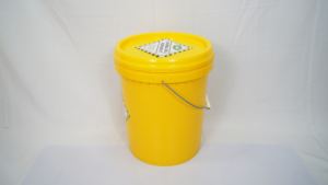 Kit anti-déversement universel SABERU efficace de 20 litres avec seau, pour les déversements mixtes d'acides, de bases et de liquides de refroidissement. - Product Image 3