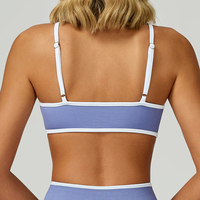 Vente en gros usine : Crop top de sport color block sans couture à col en V avec soutien-gorge rembourré pour l'entraînement et le yoga