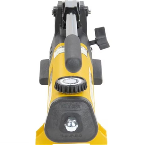 ปั๊มไฮดรอลิกมือโยก ENERPAC P142 แบบสองสปีด น้ำหนักเบา ใช้ได้กับน้ำมัน 20 นิวตัน-ลิตร - Product Image 1