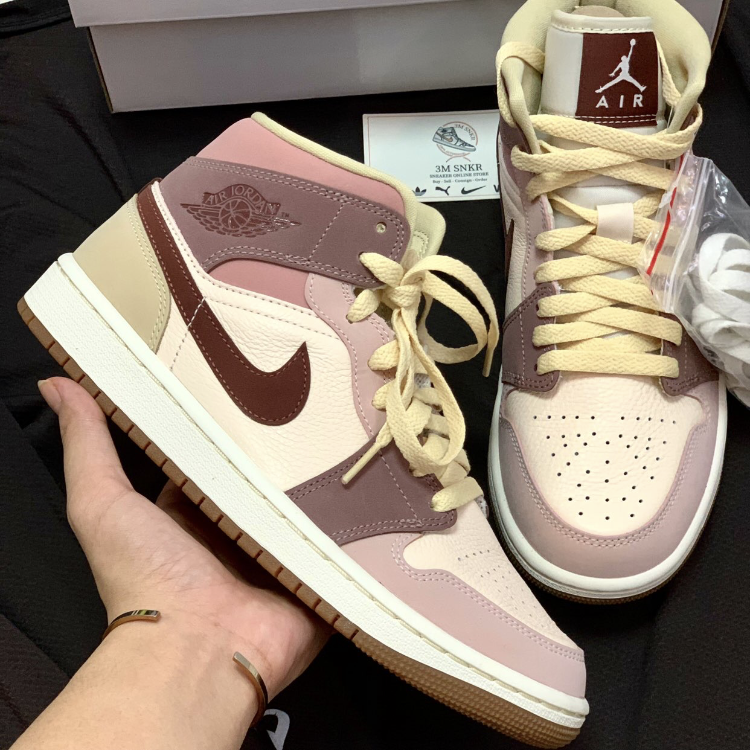 Nike Air Jordan 1 с красным лого