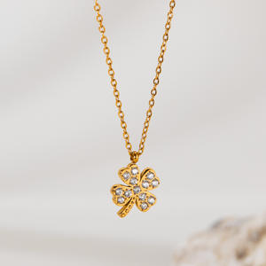 Collar de gargantillas con abalorio de trébol de cuatro hojas chapado en oro de 18 quilates de acero inoxidable con incrustaciones CNC de circonitas delicadas de alta calidad para mujer - Product Image 2