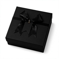 Boîte cadeau de luxe en carton rigide noir mat avec nœud satiné, élégante, monochrome, minimaliste, personnalisable pour boutique et souvenirs