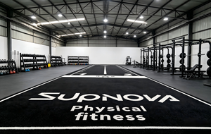 Tapis de <span class=keywords><strong>gazon</strong></span> artificiel antidérapant en <span class=keywords><strong>synthétique</strong></span> à motif personnalisé pour l'entraînement de force en salle avec traîneau et les sols des lieux de fitness - Product Image 6