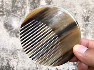 Peine de cuerno de búfalo auténtico, peine de dientes pulidos y lisos, hecho a mano para desenredar, peinar y cuidar el cabello y el cuero cabelludo a diario. - Product Image 4