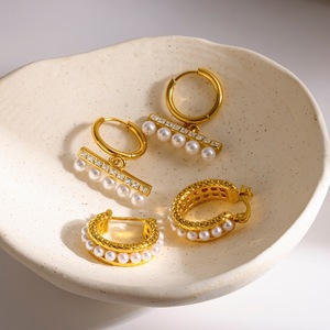 Boucles d'oreilles créoles Huggie personnalisées de luxe pour femme, en acier inoxydable 316L, avec perles dorées et zircons baguette, deux styles, bijoux empilables pour le quotidien - Product Image 4