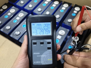 แบตเตอรี่ลิเธียมไอรอนฟอสเฟตแบบแท่งปริซึม EV 100ah 3.2V ชาร์จได้ ความจุสูง แบตเตอรี่ลิเธียมไอออนแบบแท่งปริซึม - Product Image 6