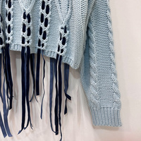 Suéter de punto casual para mujer, azul claro, con diseño de cable de diamante, aberturas y borlas de cinta azul oscuro, cuello redondo, estilo crop, venta directa de fábrica