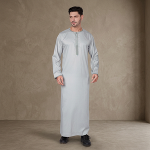 Thobe arabe gris clair de qualité supérieure pour hommes avec col brodé, manches longues, Kandura saoudienne pour les acheteurs du Moyen-Orient et d'Europe - Product Image 1