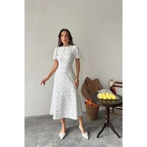 Vestido satinado con estampado floral azul, corte evasé, cuello redondo, cintura natural, lavable. - Product Image 5