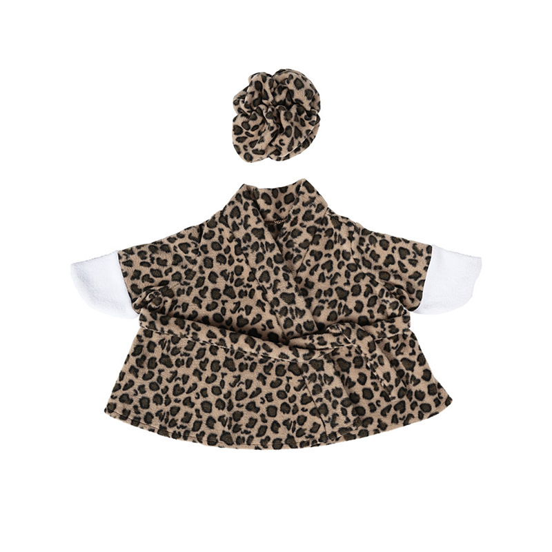 Albornoz negro con estampado de leopardo