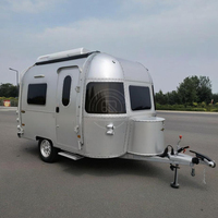 Remolque de Viaje RV de Aluminio Puro Moderno de Primera Calidad, Caravana Todoterreno Resistente 4x4, Remolcable, con Baño, Ducha y Paneles Solares de 150W