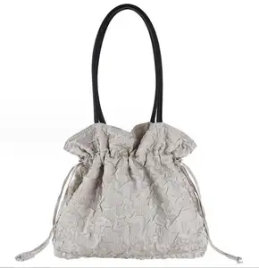 2023 Fabrik Großhandel Falten Nylon Frau Handtasche Einkaufstaschen, neues Material koreanisches Design Mode Dame Handtaschen Luxus Brauch