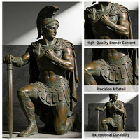 Sculpture en bronze d'un guerrier romain agenouillé, décorative pour galerie d'art, avec finition antique