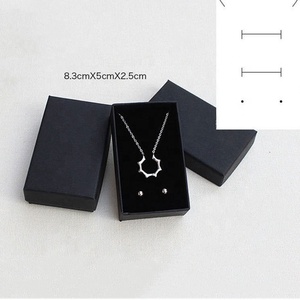 Listo para enviar Caja de regalo de joyería de cartón Kraft negro Elegante embalaje impreso en relieve para collares Pendientes Pulseras - Product Image 4