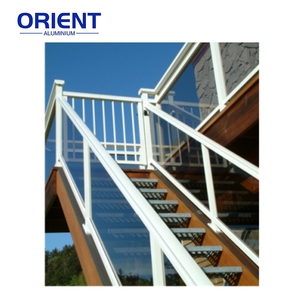 Approvisionnement en usine personnalisé extérieur cadre en aluminium verre trempé balcon main courante intérieur <span class=keywords><strong>garde</strong></span>-<span class=keywords><strong>corps</strong></span> en verre pour escaliers - Product Image 4