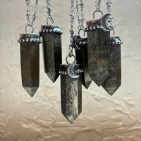 NM62222 Collier pendentif baguette de lune en pyrite naturelle sculptée avec chaîne en câble étoilé, bijoux mystérieux de sorcière, vente en gros